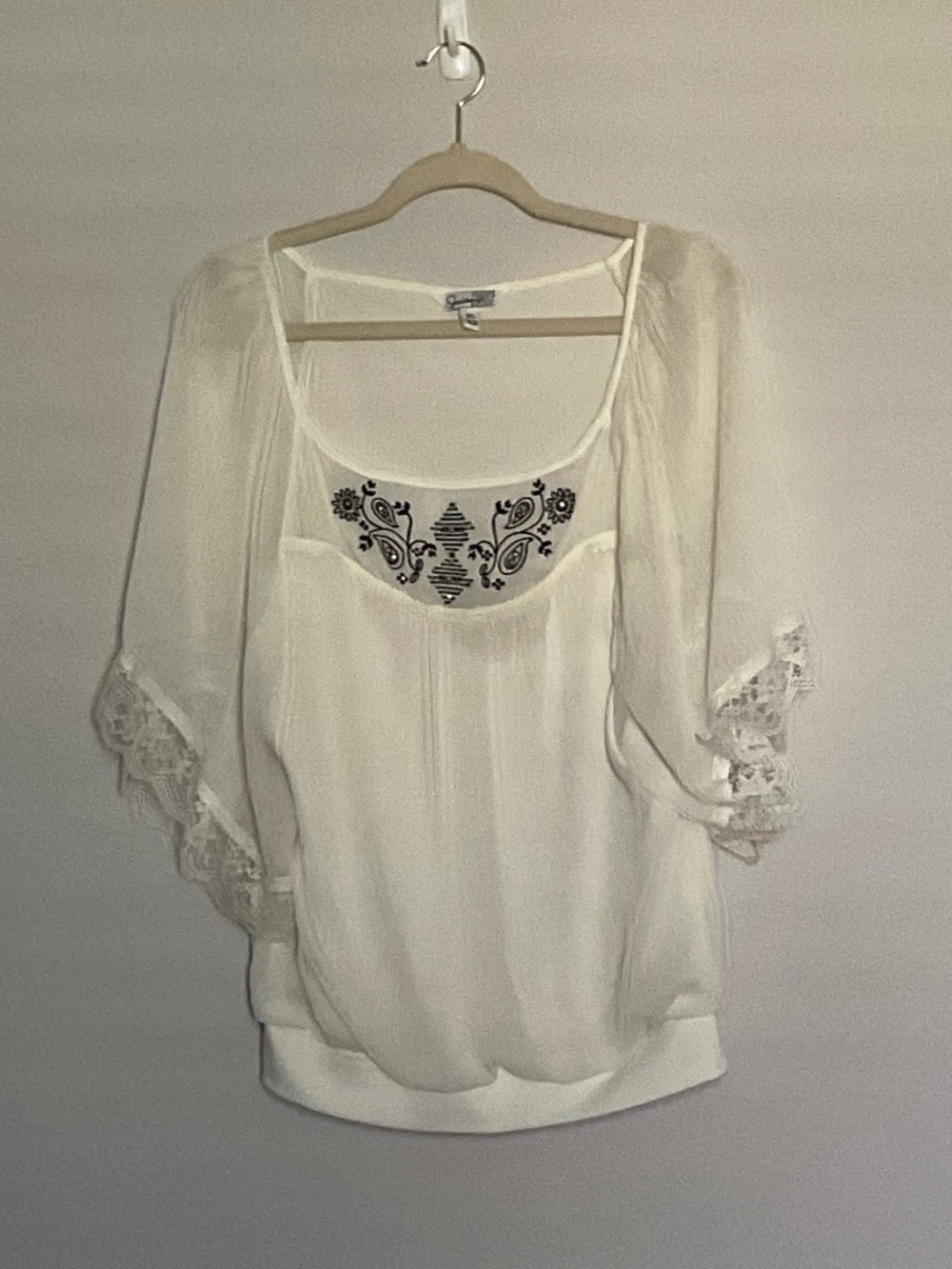 SPEECHLESS WHITE BLOUSE WITH BLACK EMBROIDERY SIZE MEDIUM